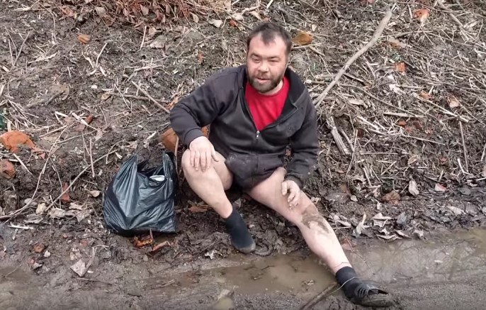 Заминировали тапок - заминировали тапок, разминировали тапок, заминированный тапок, фальшивка блядь, фальшивка мем, мужик в луже, что за видео с мужиком в луже, мем про покушение, самое страшное покушение, вор в законе мина, вор в законе тапок