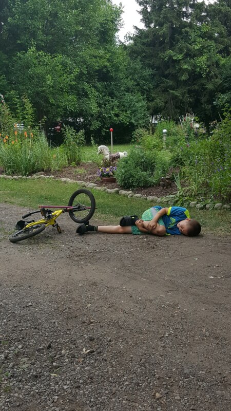 вставялет палку в колесо велосипеда