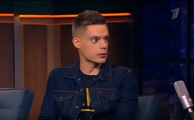юрий дудь вечерний ургант, юрий дудь пригласил земфиру, юрий дудь в вечернем урганте видео, юрий дудь и иван ургант, иван ургант и юрий дудь, вдудь вечерний ургант, дудь задает вопросы урганту, дудь вопросы урганту, дудь о земфире