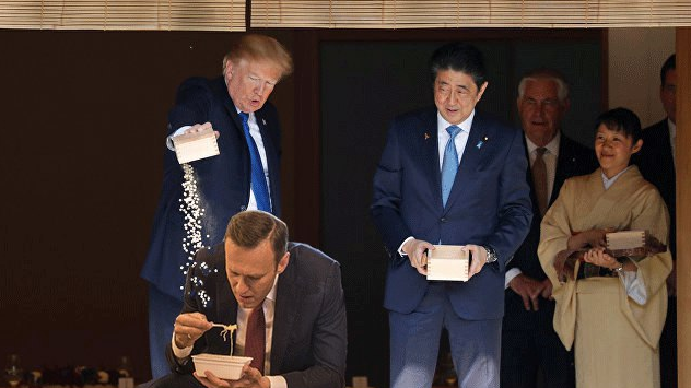 трамп кормит рыбок (1)