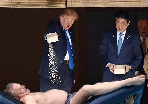 трамп кормит рыбок (2)