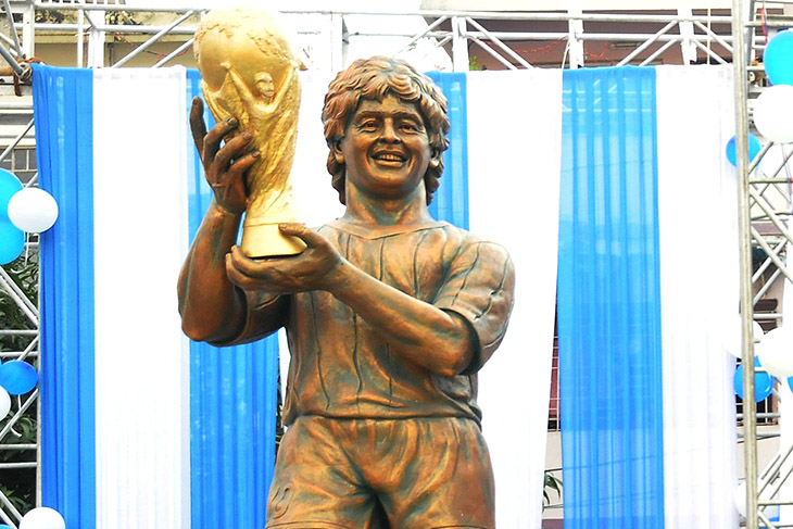 December 11, 2017 - Kolkata, India - Argentine footballer Diego Maradona remote control inaguration his bronze Statute at North Kolkata sribhumi Sporting club visit in the Indian city of Kolkata on December 11, 2017. Maradona is on a private visit to India. (Credit Image: © Debajyoti Chakraborty/NurPhoto via ZUMA Press)