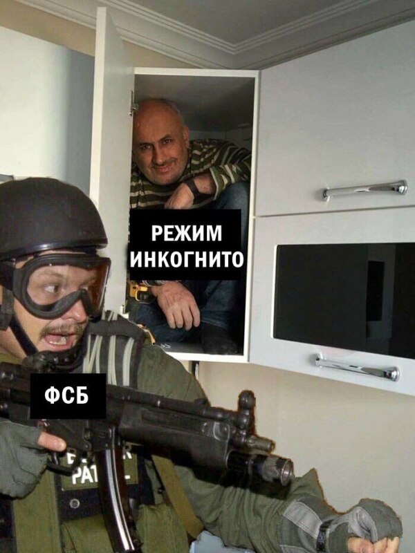 Мужик прячется в шкафу от спецназовца