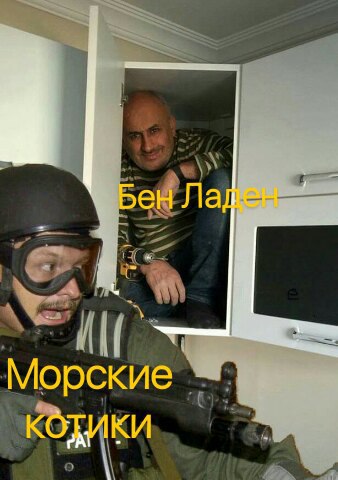 мужик прячется в кухонном шкафчике