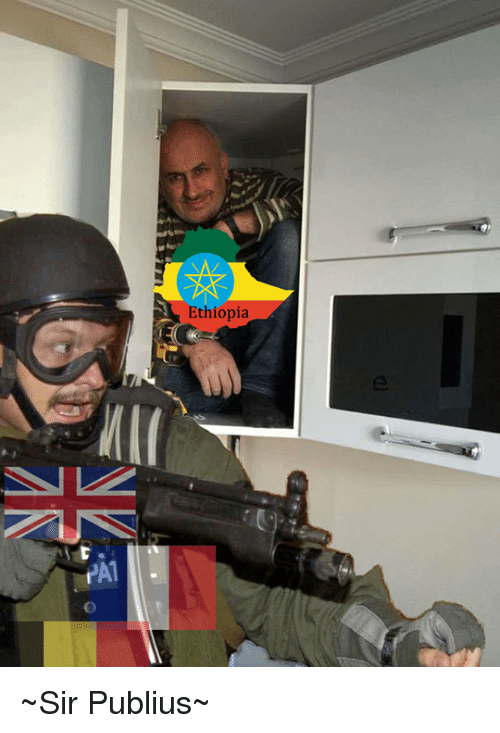 мужик прячется в кухонном шкафчике