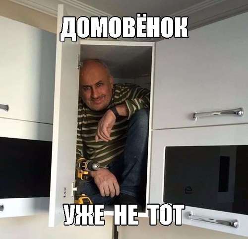 Мужик прячется в шкафу от спецназовца