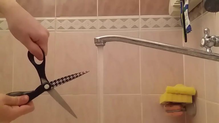 Парень режет воду