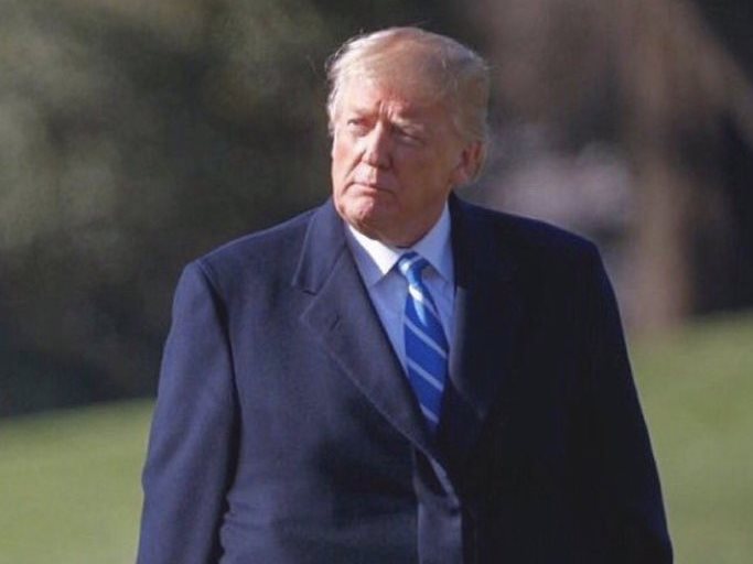 Толстый Трамп в пальто