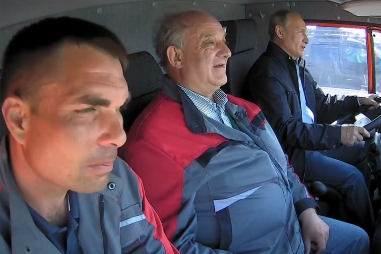 Путин за рулём КамАЗа