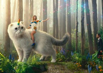 Тейлор Свифт верхом на коте-единороге