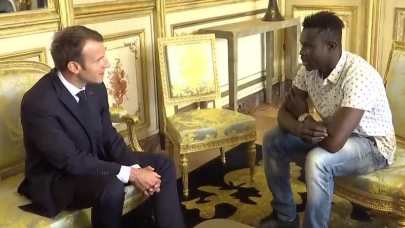 Французский "Спайдермен" спас ребёнка Французский "Спайдермен" спас ребёнка