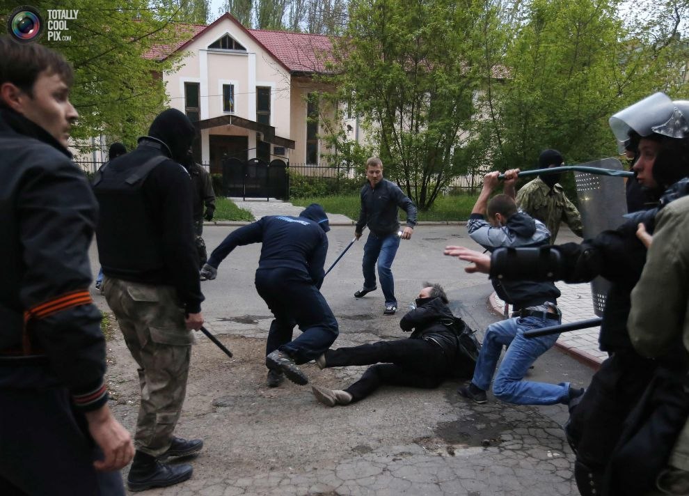 мем бьют палками человека мем бьют палками человека