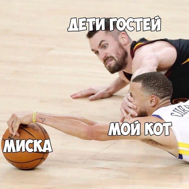 Баскетболист держит соперника за лицо мем