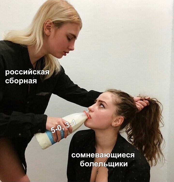Девушку поят из бутылки Девушку поят из бутылки