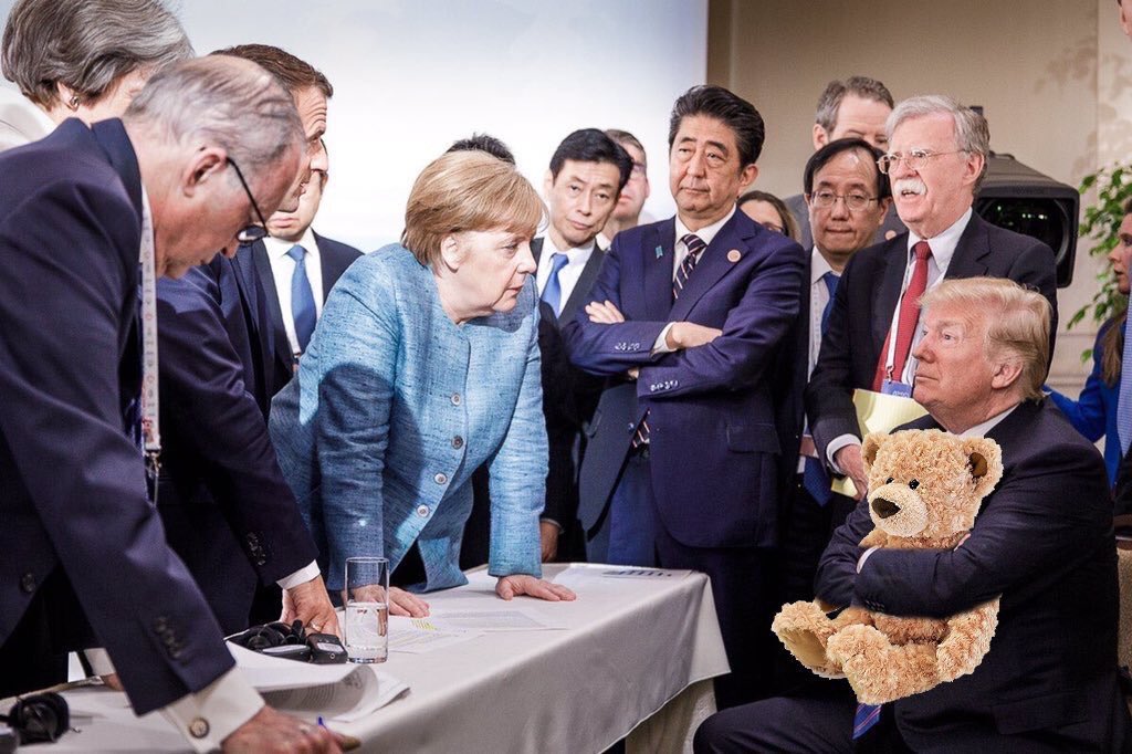 Трамп сидит мем Трамп сидит мем