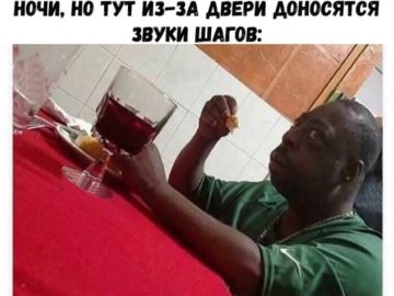 Удивленный негр за столом мем
