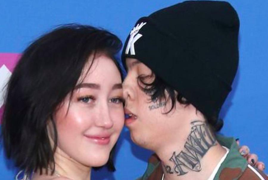 Lil Xan целует Noah Cyrus Lil Xan целует Noah Cyrus