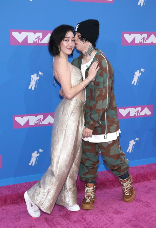Lil Xan целует Noah Cyrus Lil Xan целует Noah Cyrus