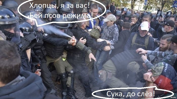 Полицейский прыснул баллончиком себе в лицо