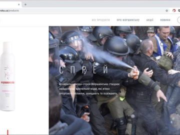 Полицейский прыснул баллончиком себе в лицо