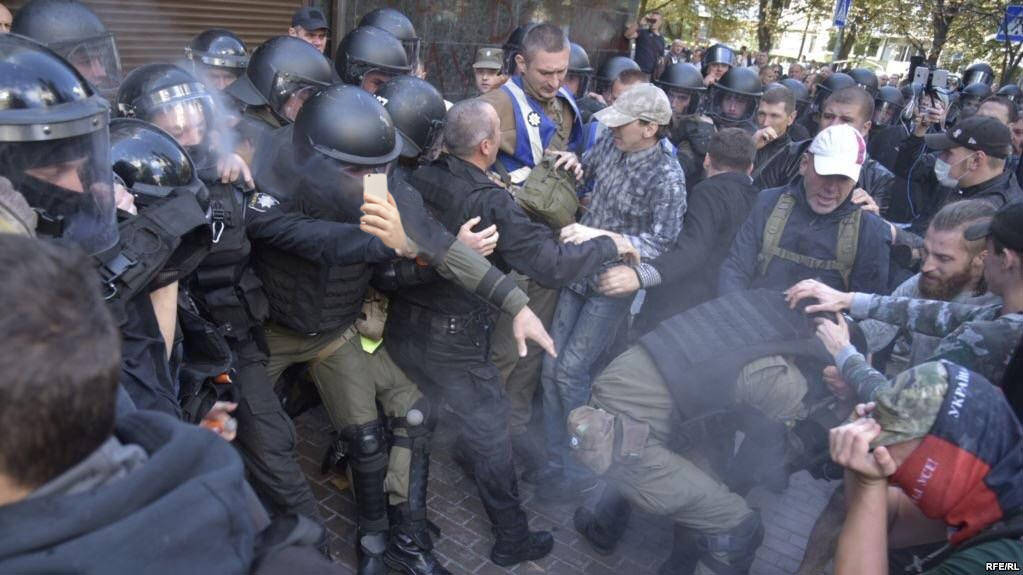Полицейский прыснул баллончиком себе в лицо