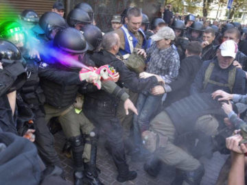 Полицейский прыснул баллончиком себе в лицо