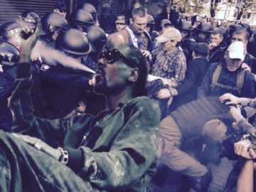 Полицейский прыснул баллончиком себе в лицо