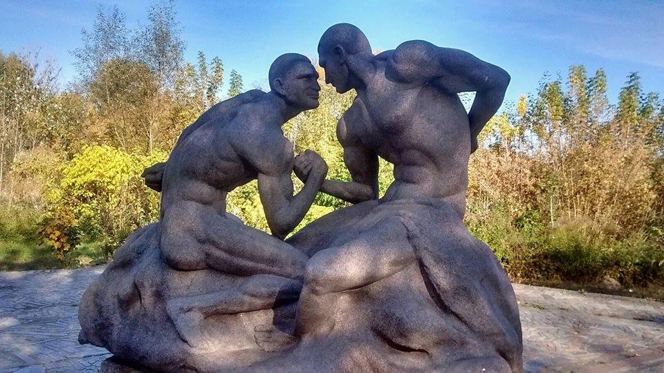 Памятник с голыми Кличко Памятник с голыми Кличко