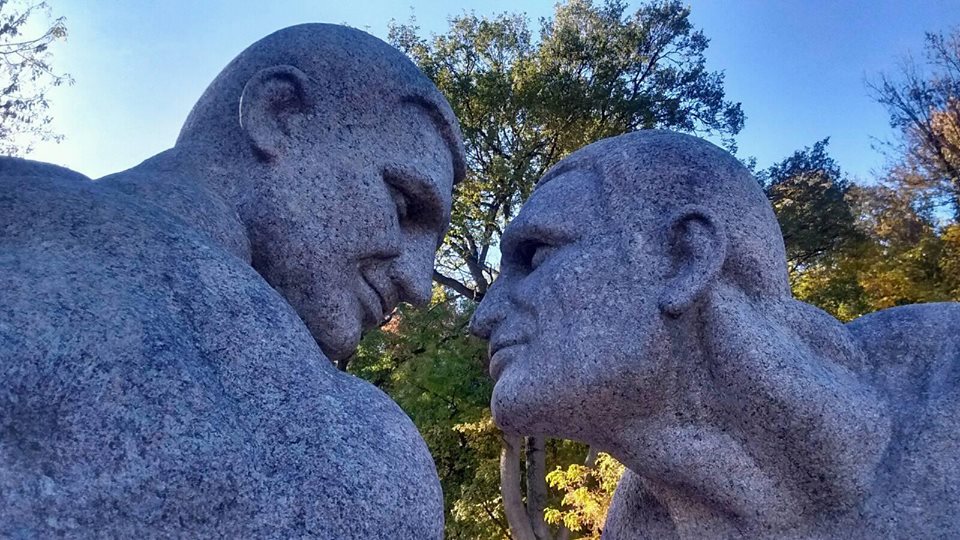 Памятник с голыми Кличко Памятник с голыми Кличко