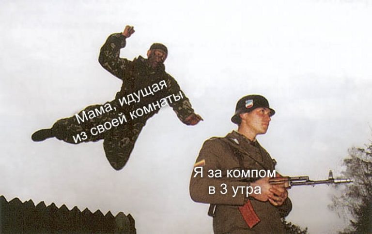 Спецназовец прыгает на солдата