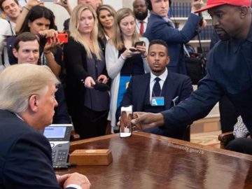 Канье Уэст показывает телефон Трампу