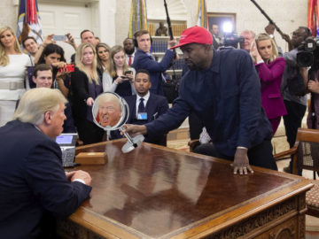 Канье Уэст показывает телефон Трампу