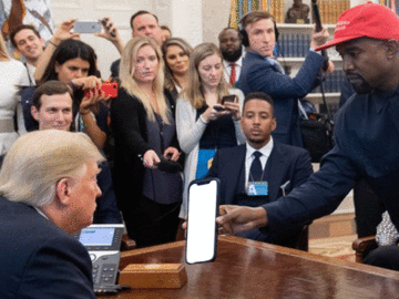 Канье Уэст показывает телефон Трампу