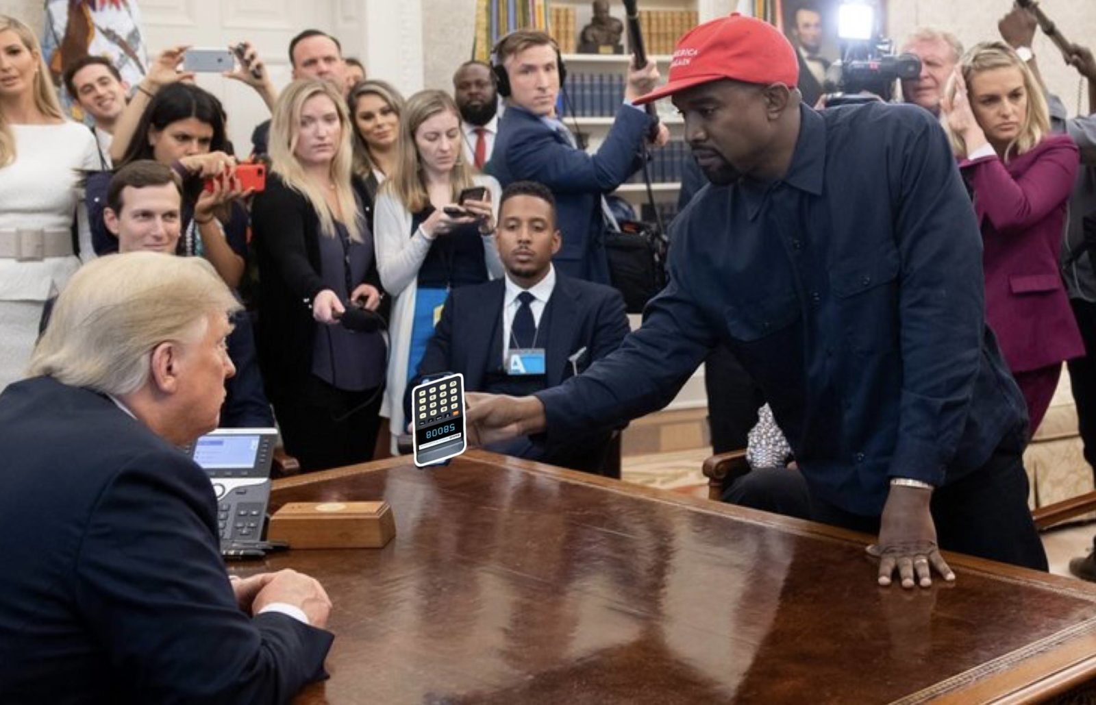 Канье Уэст показывает телефон Трампу