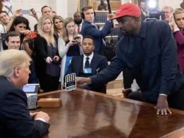 Канье Уэст показывает телефон Трампу