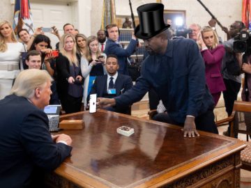Канье Уэст показывает телефон Трампу