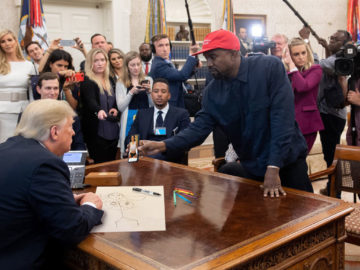 Канье Уэст показывает телефон Трампу