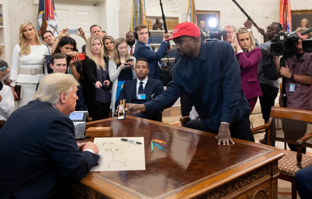 Канье Уэст показывает телефон Трампу