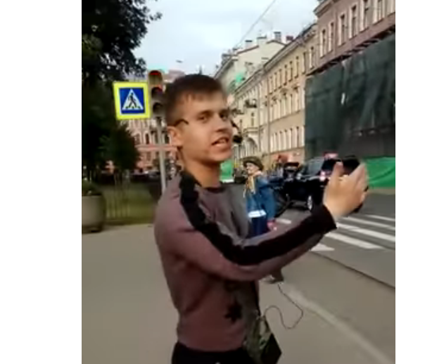 парень зазывает в магазин