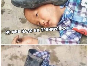 Мальчик с сапогом на руке