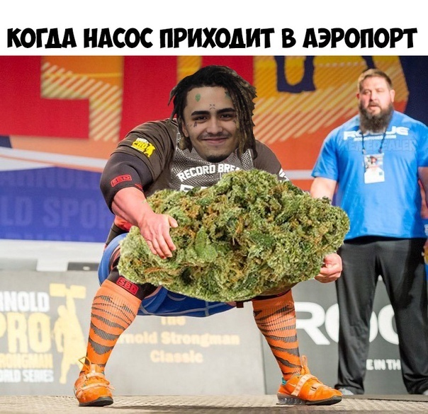 Силач поднимает камень