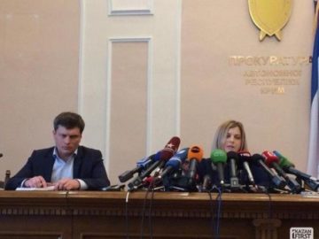 Поклонская с микрофонами и грустный мужик