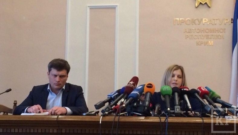 Поклонская с микрофонами и грустный мужик