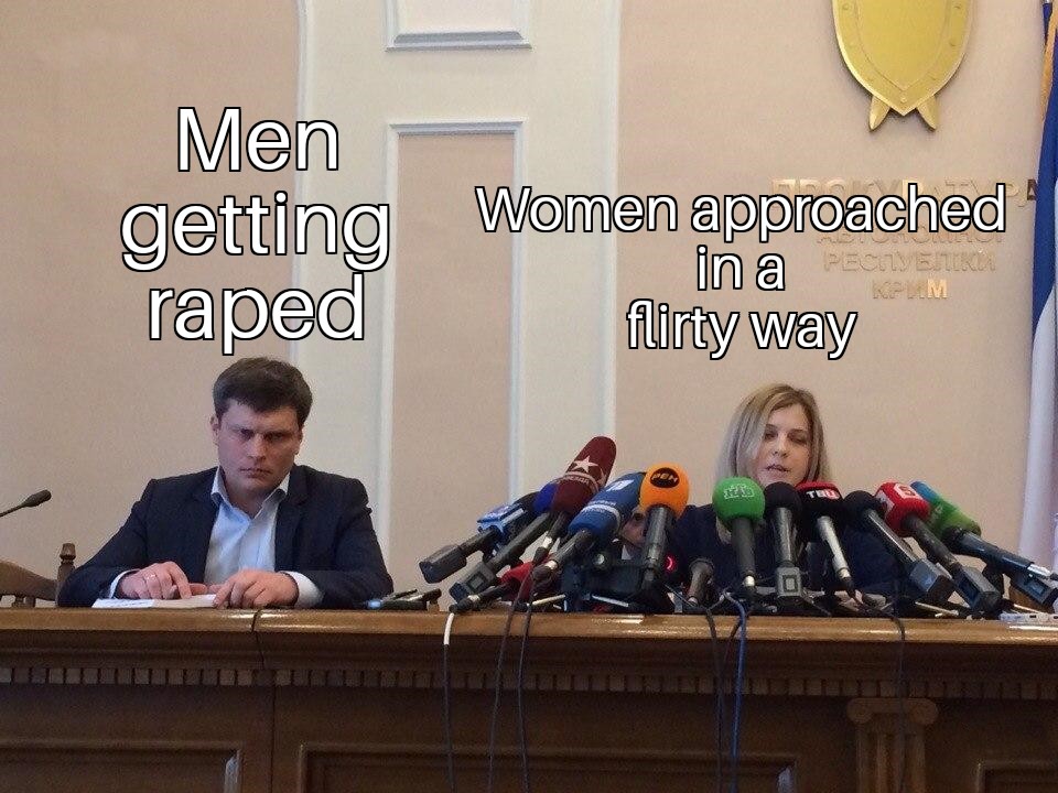 Поклонская с микрофонами и грустный мужик