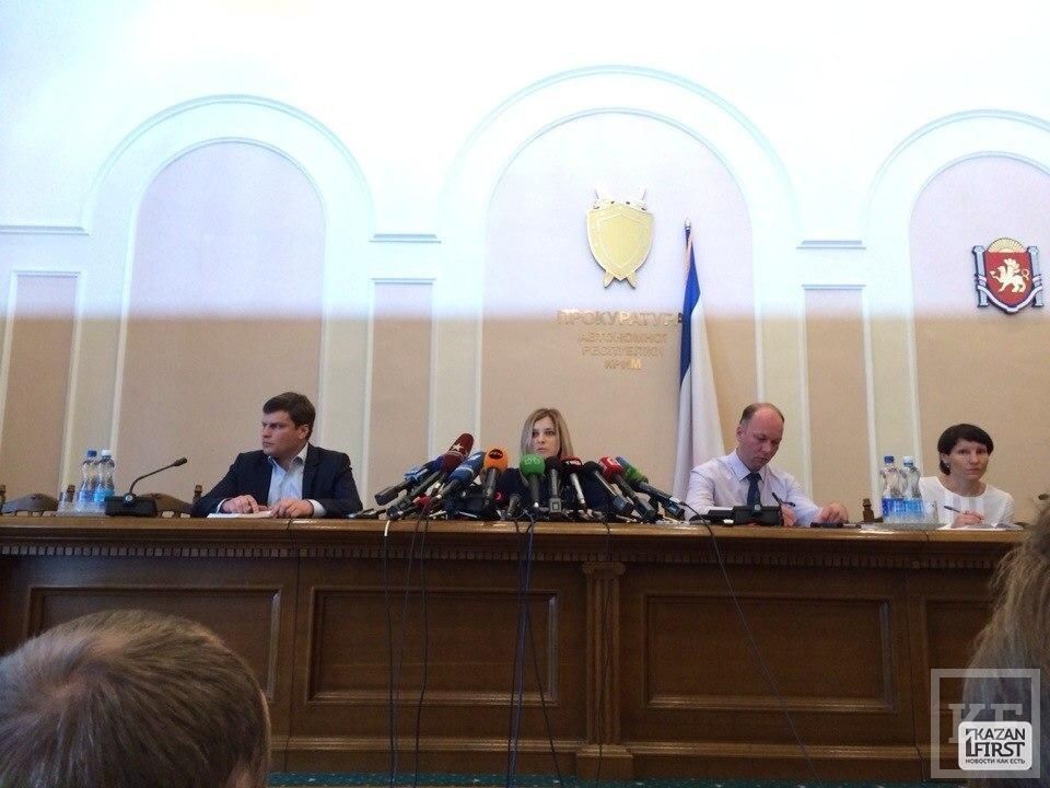 Поклонская с микрофонами и грустный мужик