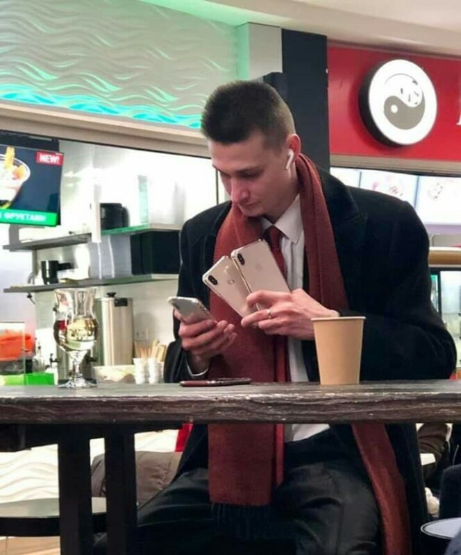 Парень с AirPods и четырьмя айфонами Парень с AirPods и четырьмя айфонами