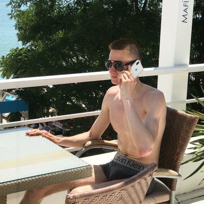 Парень с AirPods и четырьмя айфонами Парень с AirPods и четырьмя айфонами