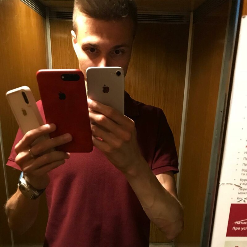 Парень с AirPods и четырьмя айфонами Парень с AirPods и четырьмя айфонами