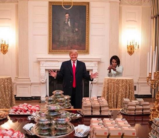 Пелоси хлопает Трампу