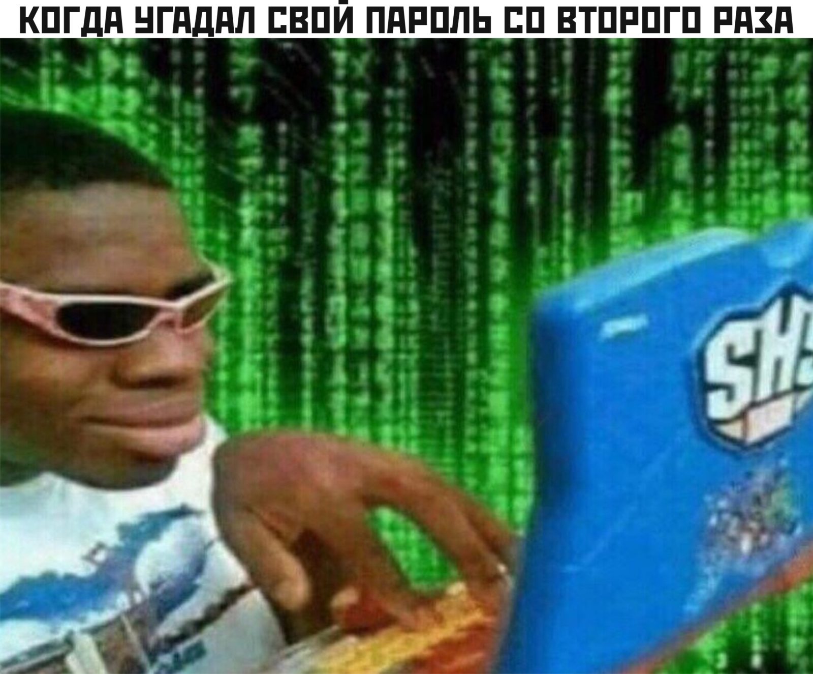 Чернокожий хакер с синим игрушечным ноутбуком